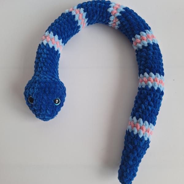 Gehaakte knuffel slang | Donkerblauw, lichtblauw en lichtroze