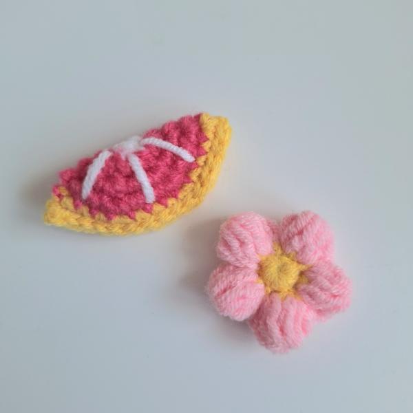 Gehaakt baby hoedje twee-in-een | Geel en lichtroze met bloemetje en grapefruit