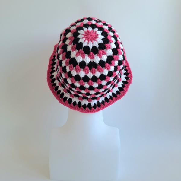 Gehaakte bucket hat | Fuchsia, wit en zwart