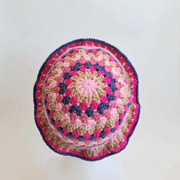 Gehaakte bucket hat | Lichtroze, beige, knalroze, donkerblauw en Barbie roze