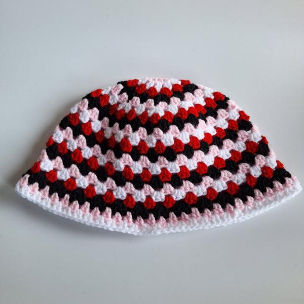 Gehaakte bucket hat | Rood, wit, roze en zwart