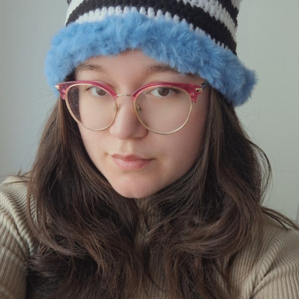 Gehaakte muts met imitatiebont | Zwart, wit en blauw