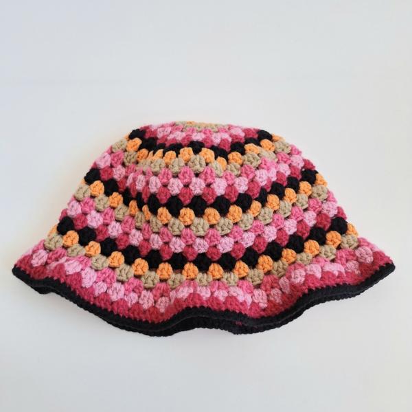Gehaakte bucket hat | Oranje, beige, knalroze, lichtroze, fuchsia en zwart