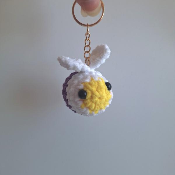 Gehaakte sleutelhanger 'Non-binary bij'