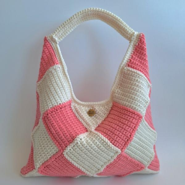 Gehaakte checker handtas 'Crème en koraaloranje'