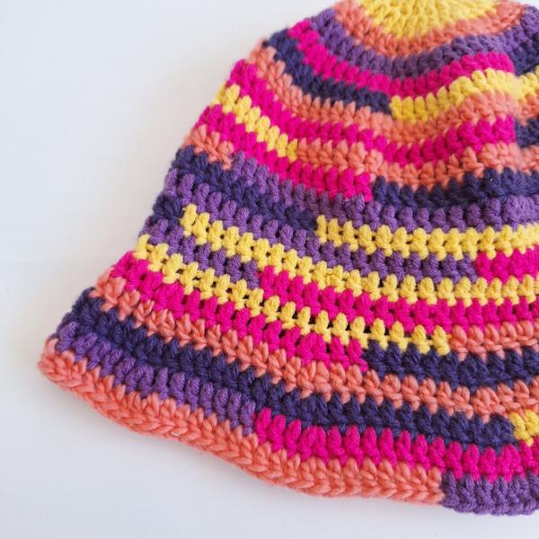 Gehaakte bucket hat | Geel, koraaloranje, paars, knalroze en donkerpaars