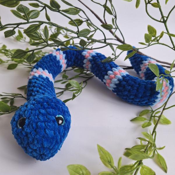 Gehaakte knuffel slang | Donkerblauw, lichtblauw en lichtroze