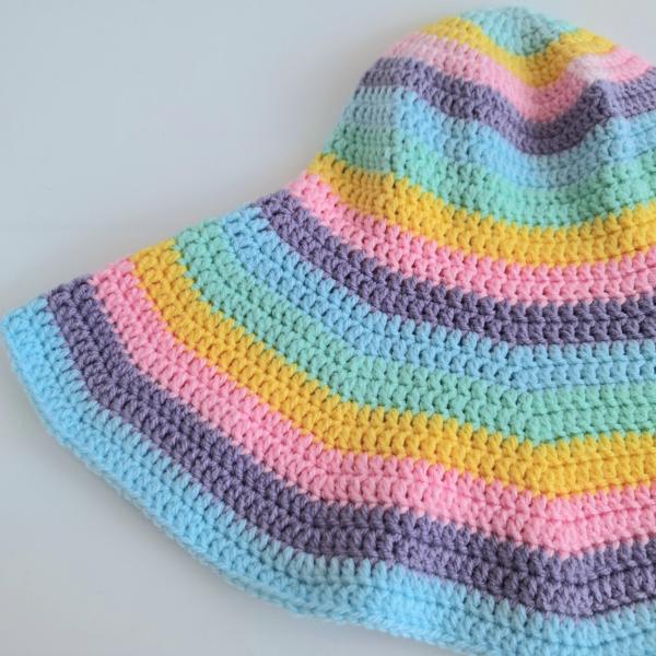 Gehaakte zonnehoed | Pastel regenboog