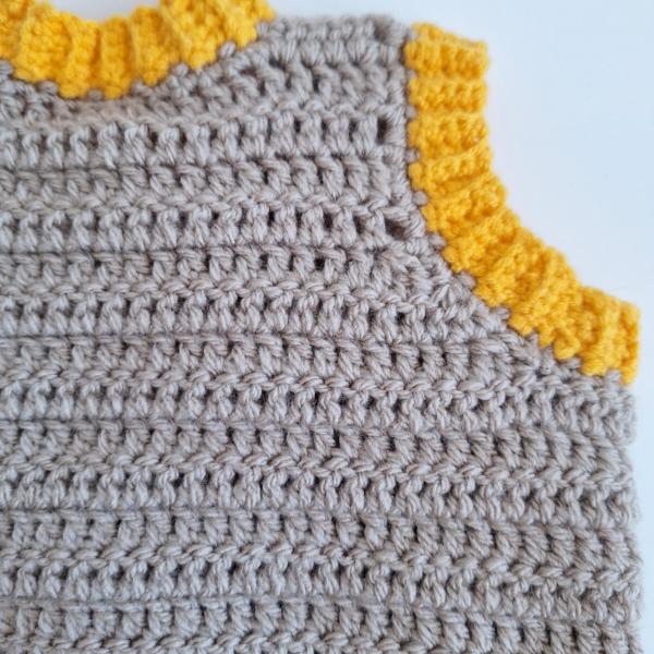 Gehaakt baby vestje | Beige en geel met lichtroze, groene en oranje bloemen