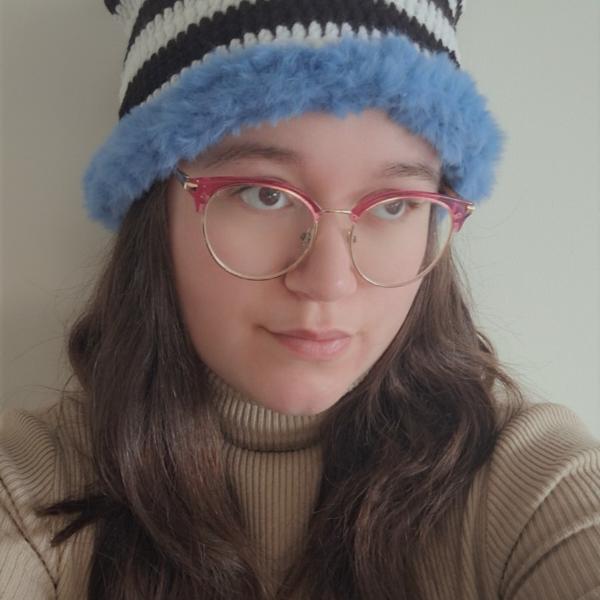 Gehaakte muts met imitatiebont | Zwart, wit en blauw