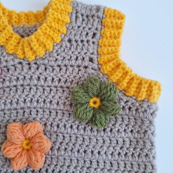 Gehaakt baby vestje | Beige en geel met lichtroze, groene en oranje bloemen