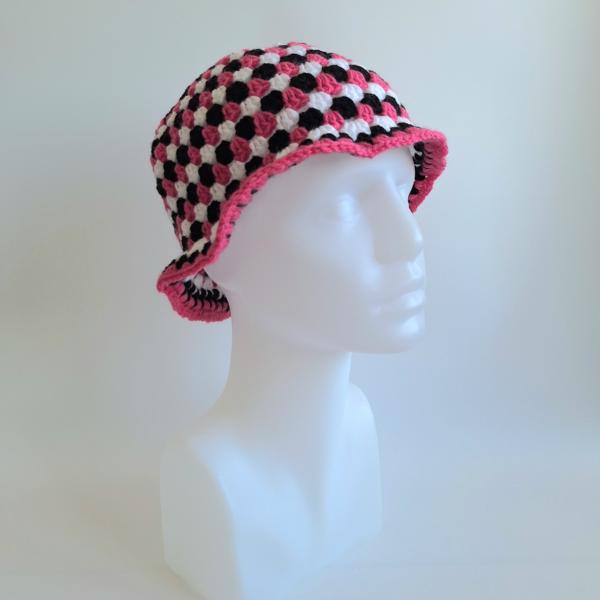 Gehaakte bucket hat | Fuchsia, wit en zwart