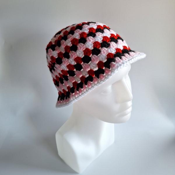 Gehaakte bucket hat | Rood, wit, roze en zwart