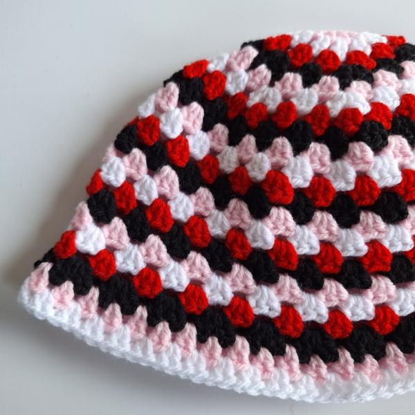 Gehaakte bucket hat | Rood, wit, roze en zwart