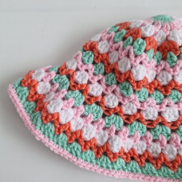 Gehaakt baby zonnehoedje candy | Mint, lichtroze, wit en koraaloranje