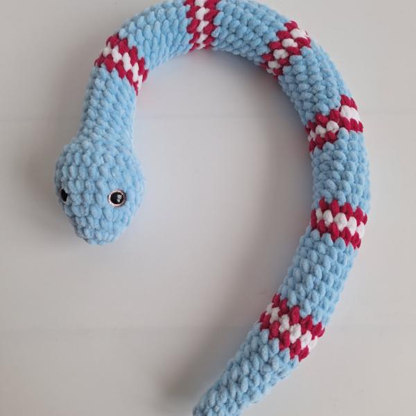 Gehaakte knuffel slang | Lichtblauw, knalroze en wit