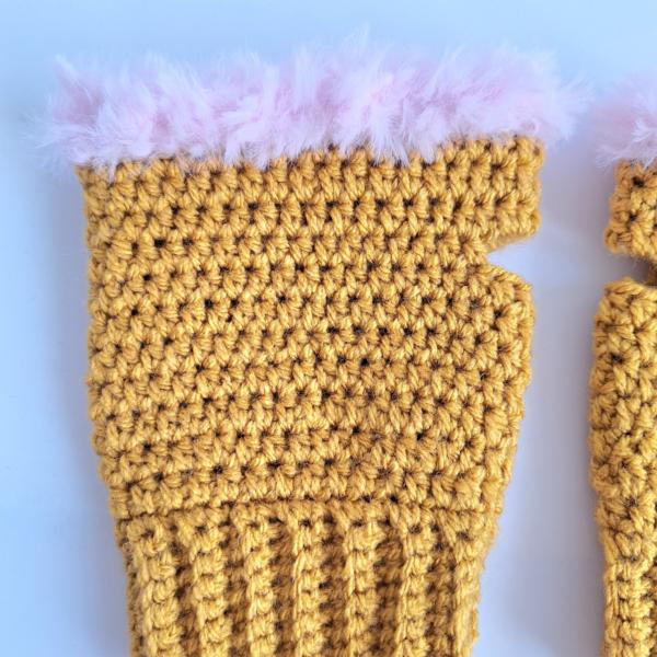 Gehaakte handschoenen - gehaakte vingerloze handschoenen | Okergeel en lichtroze