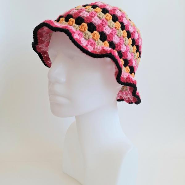 Gehaakte bucket hat | Oranje, beige, knalroze, lichtroze, fuchsia en zwart
