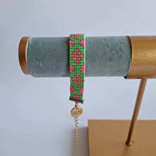 Geweven kralen armband | XOXO groen en knalroze