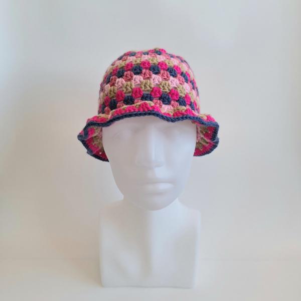 Gehaakte bucket hat | Lichtroze, beige, knalroze, donkerblauw en Barbie roze