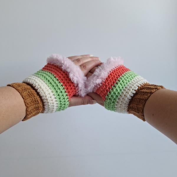 Gehaakte handschoenen - gehaakte vingerloze handschoenen | Karamelbruin, crème, lichtgroen, koraaloranje en lichtroze