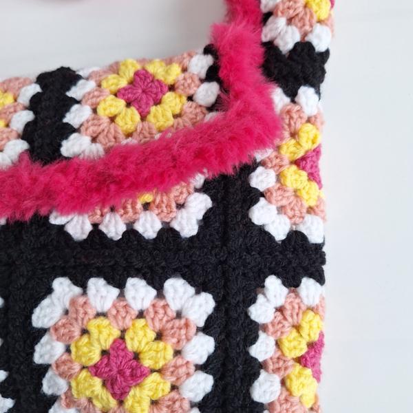 Gehaakte granny square tas | Zwart, roze en geel