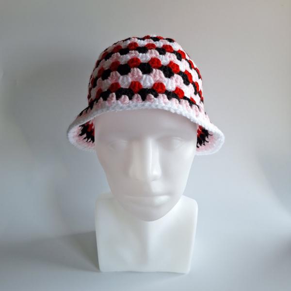 Gehaakte bucket hat | Rood, wit, roze en zwart