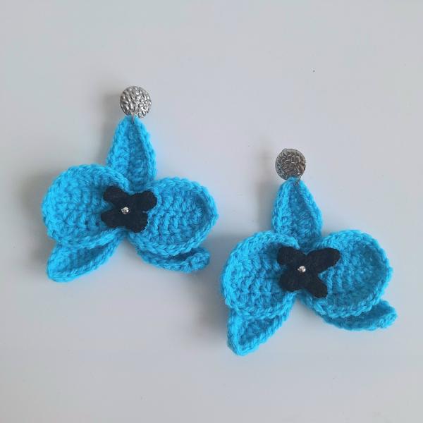 Gehaakte oorbellen | Turquoise en zwart orchidee bloem