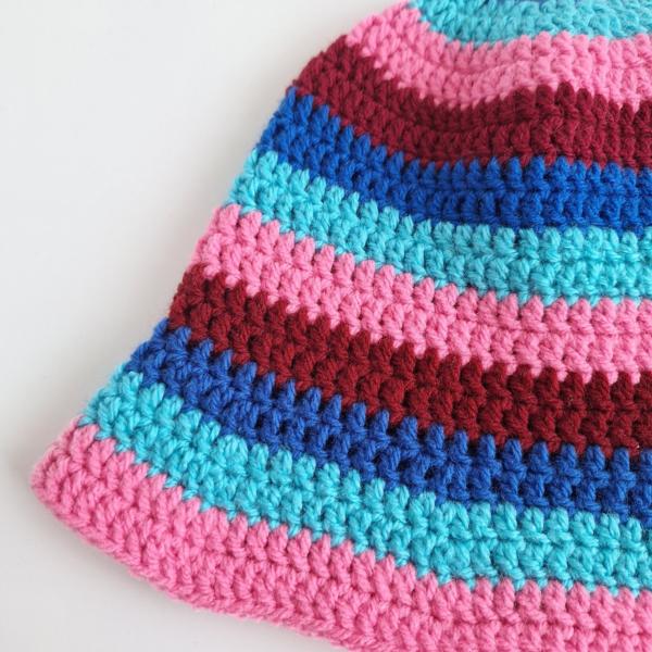 Gehaakte bucket hat | Donkerblauw, turquoise, roze en rood