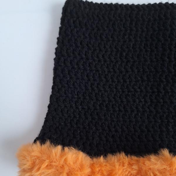 Gehaakte muts met imitatiebont | Zwart en oranje