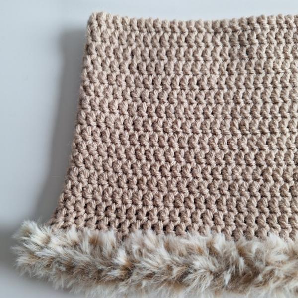 Gehaakte muts met imitatiebont | Beige