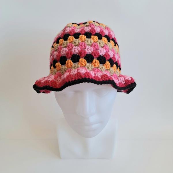 Gehaakte bucket hat | Oranje, beige, knalroze, lichtroze, fuchsia en zwart