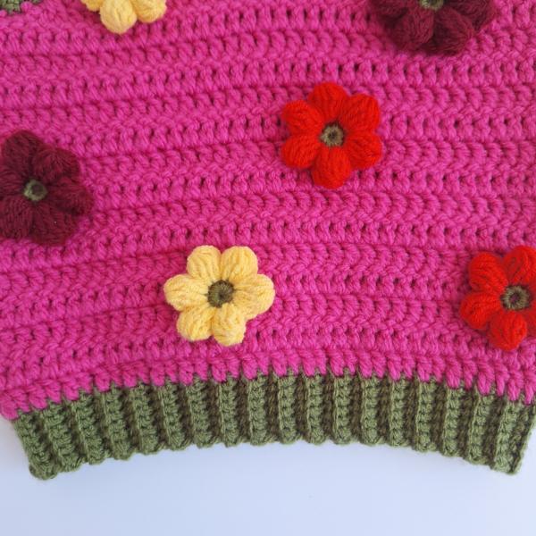 Gehaakt baby vestje | Fuchsia en donkergroen met gele, wijnrode en knalrode bloemen