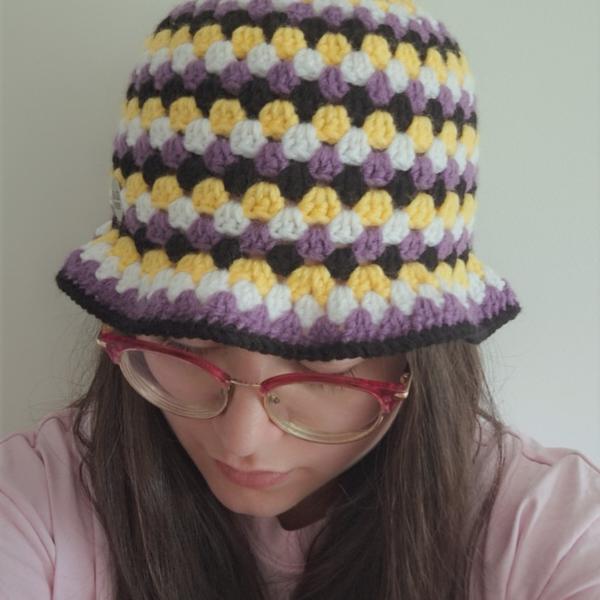 Gehaakte bucket hat | Pride non-binary vlag