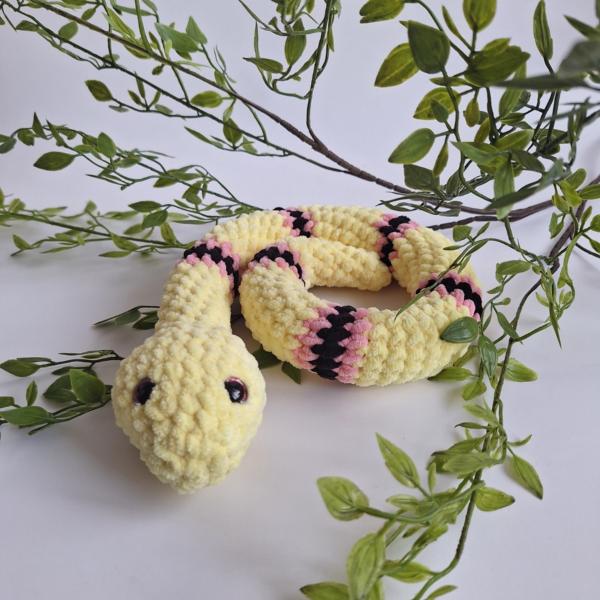 Gehaakte knuffel slang | Geel, lichtroze en zwart