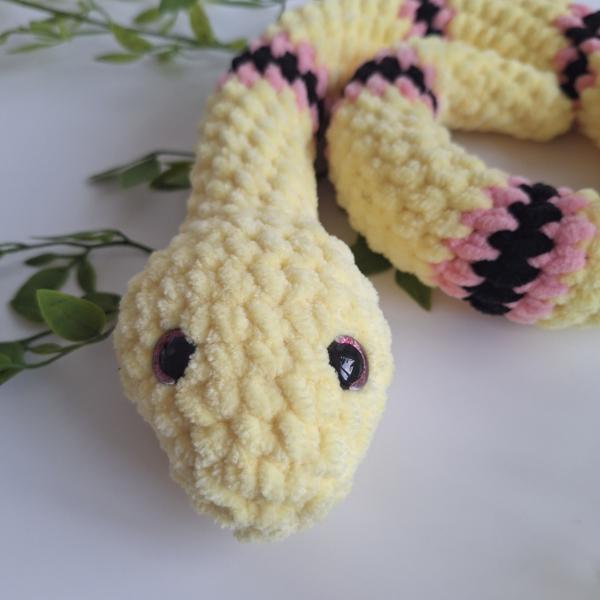 Gehaakte knuffel slang | Geel, lichtroze en zwart