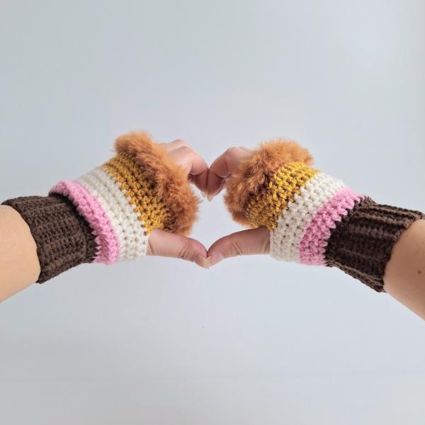 Gehaakte handschoenen - gehaakte vingerloze handschoenen | Donkerbruin, lichtroze, crème, okergeel en karamelbruin