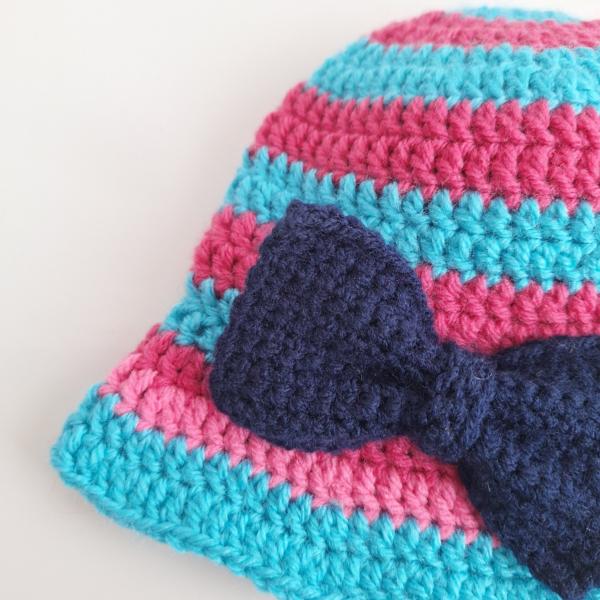 Gehaakt baby zonnehoedje 'Roze en blauw met strik'