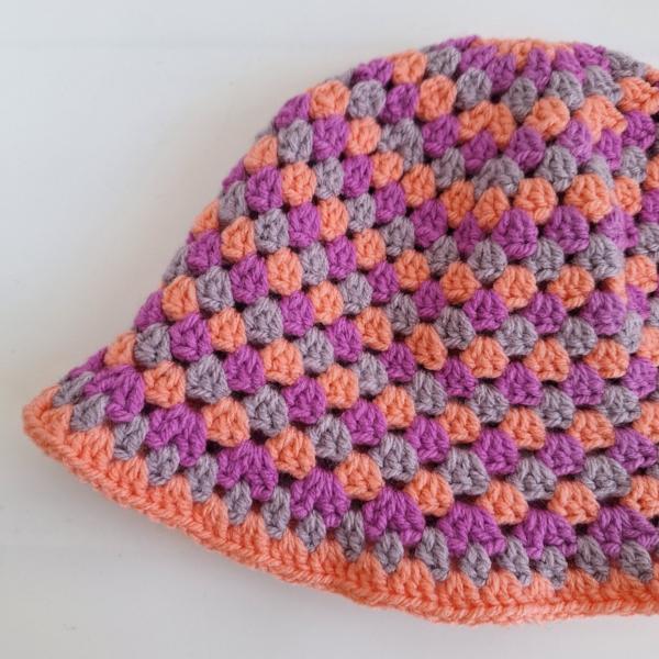 Gehaakte bucket hat | Koraal, lavendel en mauve