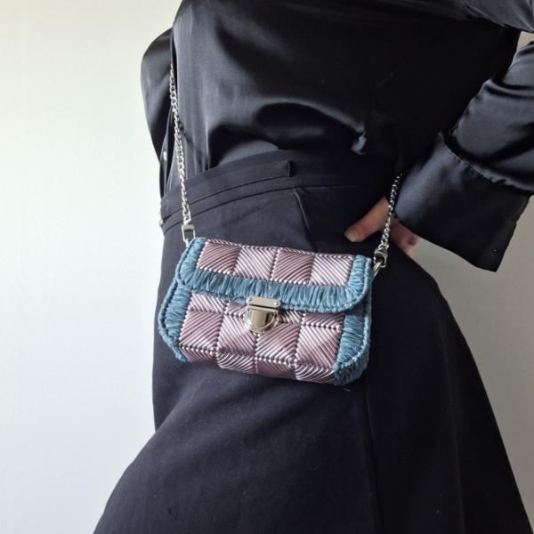 Geweven crossbody tas | Metallic paars en denimblauw