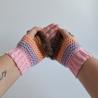 Thumbnail for Gehaakte handschoenen - gehaakte vingerloze handschoenen | Lichtroze, lila, perzik, karamelbruin en donkerbruin
