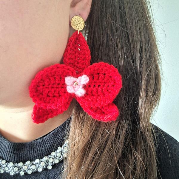 Gehaakte oorbellen | Rood en lichtroze orchidee bloem