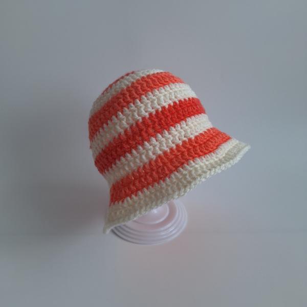 Gehaakt baby zonnehoedje 'Koraaloranje en crème'