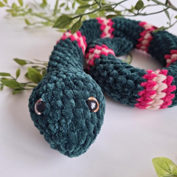 Gehaakte knuffel slang | Donkergroen, knalroze en lichtroze