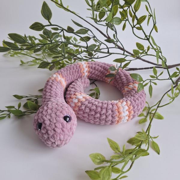 Gehaakte knuffel slang | Lila, perzikoranje en wit