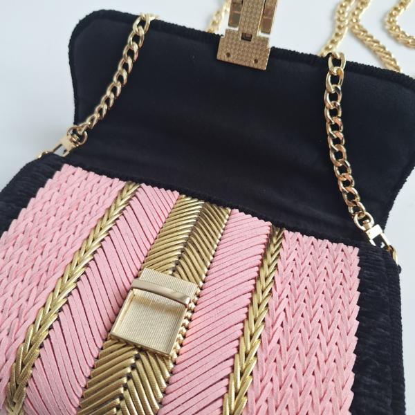 Geweven crossbody tas | Lichtroze, zwart en goud