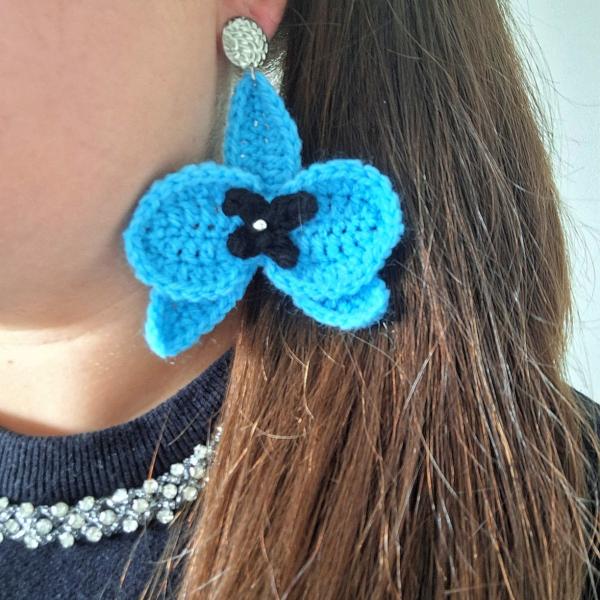 Gehaakte oorbellen | Turquoise en zwart orchidee bloem