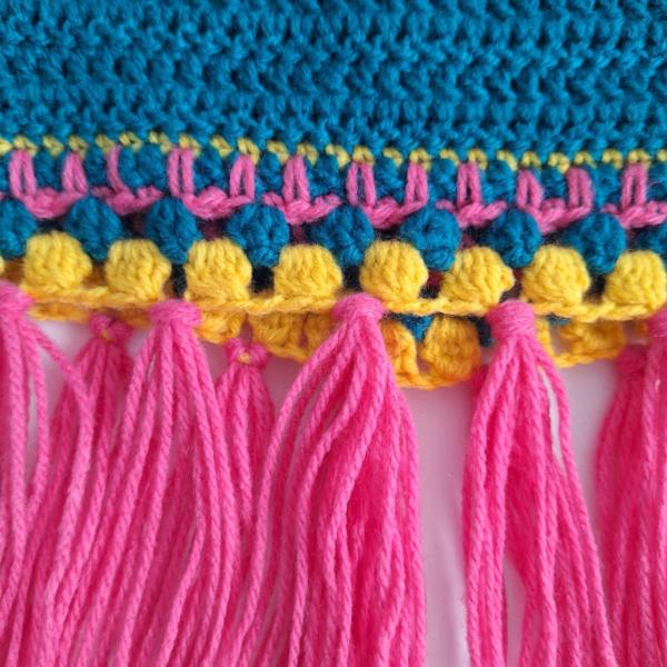 Gehaakt baby vestje | Petrol, roze en geel met roze franjes