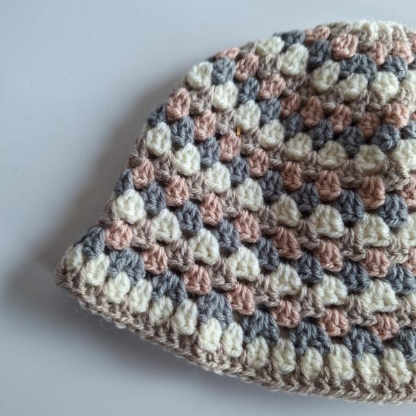 Gehaakte bucket hat | Lichtroze, crème, beige en grijs