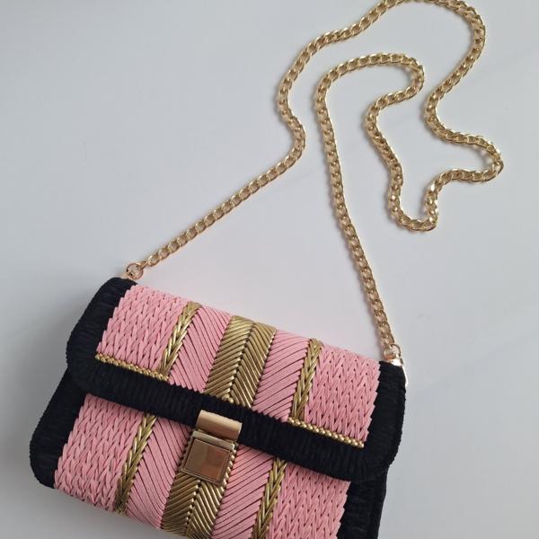 Geweven crossbody tas | Lichtroze, zwart en goud